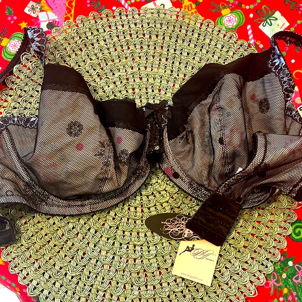 NWT black bra with underwire size 38F.